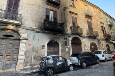 Foggia, bruciano due auto parcheggiate: le fiamme danneggiano un balcone