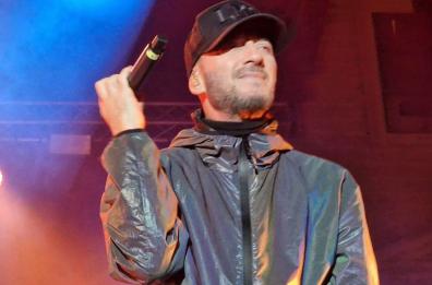 La voce di Raf saluta in musica il nuovo anno: a Trani 12mila fan in estasi