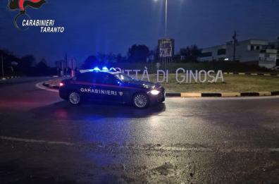 Lite con la madre: le tira una bottiglia e le chiude un braccio nella porta, arresto a Ginosa