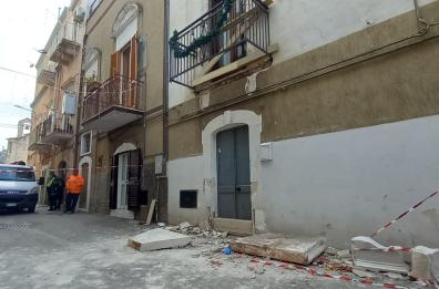 Crolla un balcone a Toritto dopo impatto con un camion, due 60enni feriti
