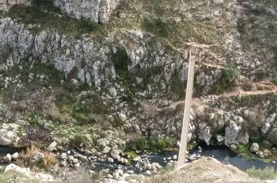Matera, turista 60enne cade dal Ponte Tibetano e sbatte la testa FOTO/VIDEO