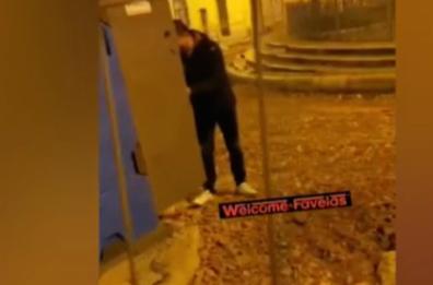 Caricano il bagno chimico di petardi e lo fanno esplodere: baby gang in azione nel Foggiano VIDEO
