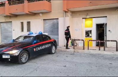 Fanno esplodere cassa automatica delle Poste a Zapponeta: indagini