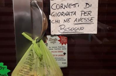 Bari, bar del centro lascia i cornetti invenduti: «Dateli a chi ne ha bisogno»