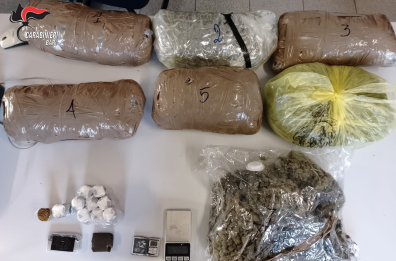 Hashish e marijuana in casa, arrestata coppia di conviventi nel Barese