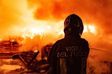 Firenze, vasto incendio nell'area di Osmannoro: in fiamme alcune baracche