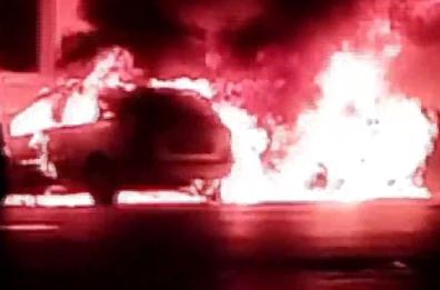 Fiamme nella notte a Trani, danneggiate tre auto