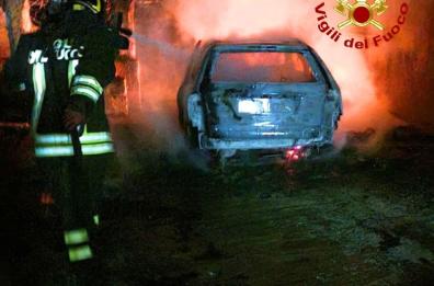Due auto in fiamme nel Leccese durante la notte