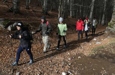 Il Pollino invaso da escursionisti: tutto pronto per gli sciatori, ma manca ancora la neve

