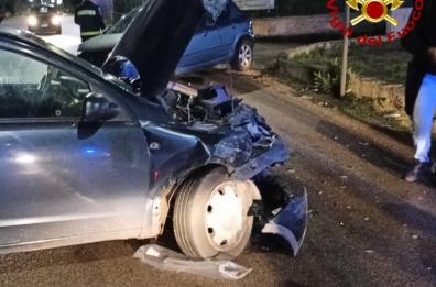 Scontro fra due auto ad Alessano: tre feriti, estratta una persona dalle lamiere