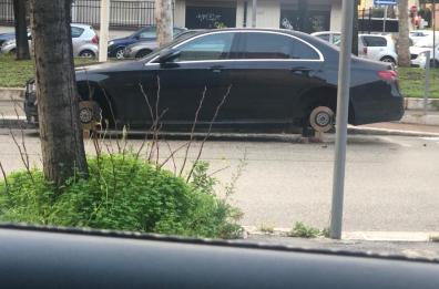 Rubano ruote a una Mercedes in piena Poggiofranco a Bari: la macchina trovata sui mattoni