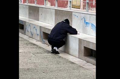 Sniffa droga in pieno centro a Bari, vicino a una scuola: la foto fa indignare il web
