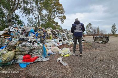 Manfredonia, recuperati mille quintali di rifiuti sulla spiaggia