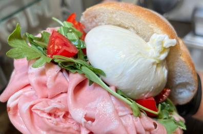 Da Andria a Bologna, così la mortadella «sposa» la burrata pugliese