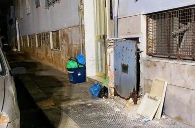 Incendiato il portone di uno stabile a Molfetta, si sospetta atto intimidatorio