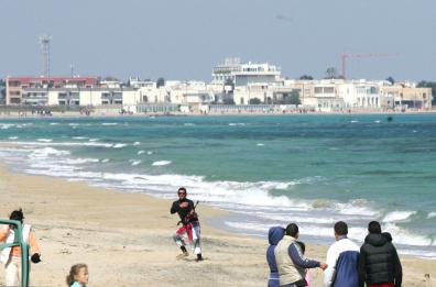 Sfreccia con l’auto sulla spiaggia di Torre Canne: pilota della domenica  nei guai