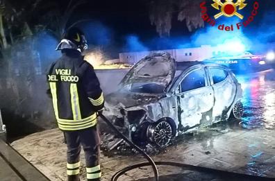 Brucia una Lancia Y a Matino: è di un poliziotto-assessore