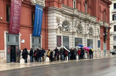 Bari, teatro Petruzzelli, sotto la pioggia «assalto» al botteghino per Riccardo Muti
