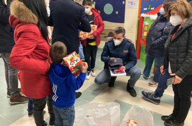  Matera, al Madonna delle Grazie i poliziotti regalano sorrisi ai piccoli pazienti  