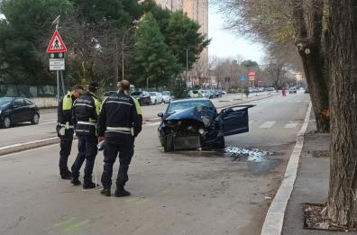 Foggia, un'auto si schianta in via Farina: conducente in ospedale