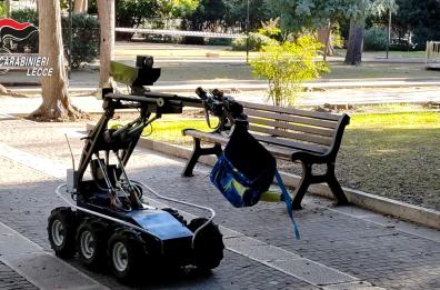 Paura a Lecce: zaino sospetto nella villa comunale, ma l'allarme bomba era falso