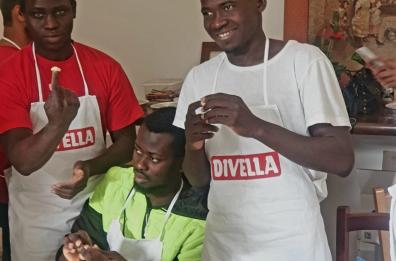 S. Pietro Vernotico così i migranti imparano a fare le orecchiette pugliesi con Divella