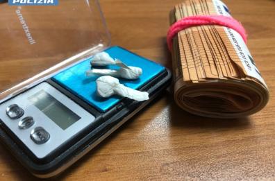 Taranto, avevano rimpiazzato l'amico spacciatore: due arresti e una denuncia