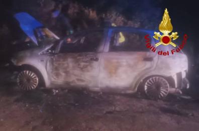 Taviano, ancora un'auto data alle fiamme: s’indaga su origine del rogo