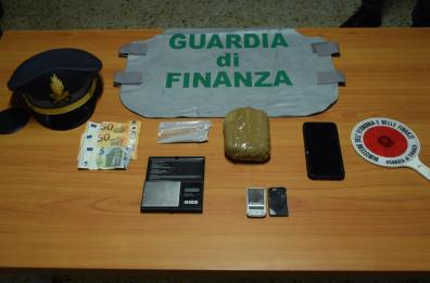 In macchina con mezzo chilo di eroina: arrestato allo svincolo Taviano-Matino