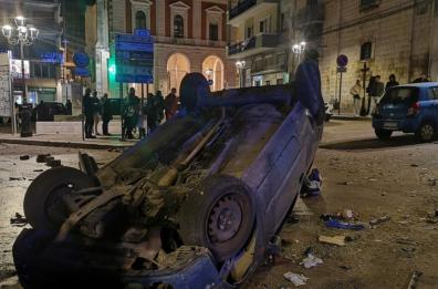 Auto ribaltata e distrutta dai vandali a Molfetta a Capodanno: cinque arresti
