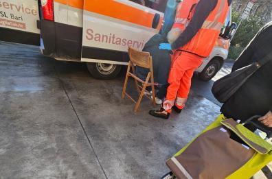 Marciapiede danneggiato, a Bari anziano cade e si fa male: «Non è la prima volta»