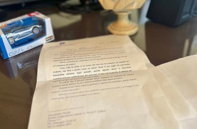 La lettera di Piantedosi a un bimbo di Andria: «Lo Stato c'è» e gli regala una macchinina 