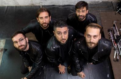 I baresi Denny Music escono con il singolo Bandiere, prodotto da Molla e Tullio Ciriello