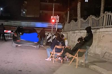 Trani, passaggio a livello chiuso, la gente apre le sedie e aspetta: lo scatto è virale