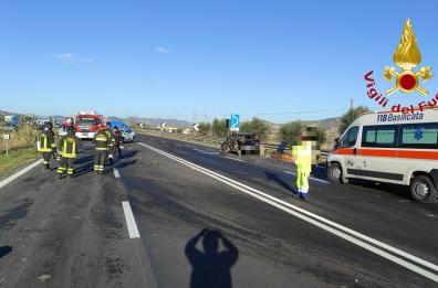 Tragedia sulla Basentana: frontale fra due auto, muore un 91enne a Pisticci