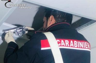 Nasconde un chilo di eroina in un controsoffitto: arrestato 38enne a Taranto