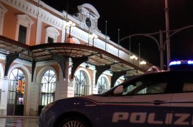 Bari, nuova ordinanza anti degrado intorno alla stazione: confermato stop agli alcolici, niente più divieti ai clochard