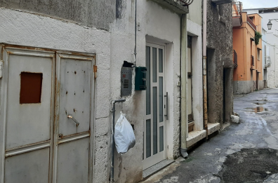 Tentato femminicidio ad Acquaviva delle Fonti: 8 anni al marito violento
