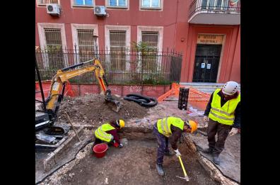 Taranto,  si scava per le condutture elettriche e si scoprono reperti e tombe del III sec. a.C.
