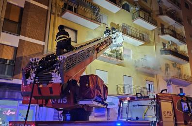 A fuoco appartamento in via Giulio Petroni, evacuato il palazzo: notte di paura a Bari