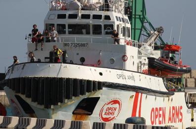Migranti, la nave Open Arms chiede di non sbarcare a Brindisi: «Meteo difficile»