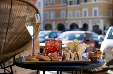  L’aperitivo fa i conti col caro prezzi: ecco quanto costa la movida a Bari