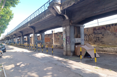 Choc in centro a Bari, uomo di 37 anni morto per strada in Corso Italia: si tratterebbe di un senza fissa dimora 