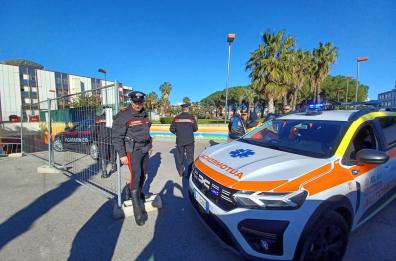Bari, un cadavere nei giardini della clinica Mater Dei: un clochard stroncato da malore