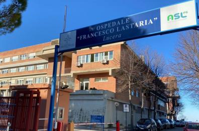 Lucera, sindaco sposta l'ufficio davanti a ospedale Lastaria: «Finito nel silenzio»