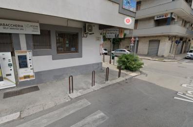 Cerignola, rapina in tabaccheria alla coppia di gestori davanti a figlia piccola. «Entrato con la pistola, tanta paura»
