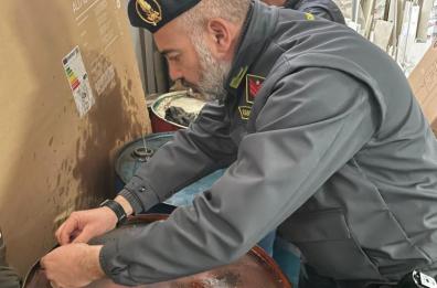 Lecce, Gdf sequestra 3 tonnellate di olio agricolo: 2 denunce 