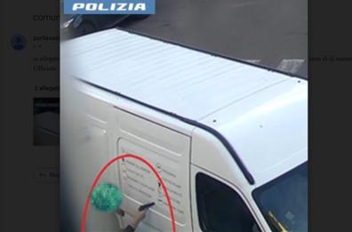 Taranto, pistola alla mano minaccia le persone per strada: arrestato 38enne