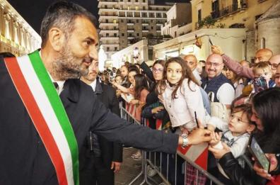 Decaro che non potrà esercitare il terzo mandato: «Avrei voluto fare il sindaco della mia città per sempre. Sarà per la prossima vita»