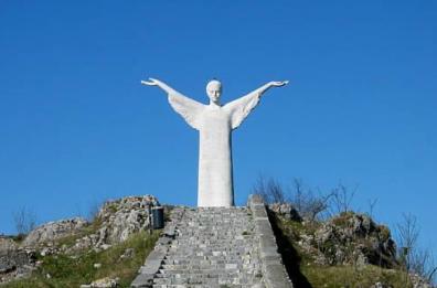 «La statua del Cristo di Maratea rischia di crollare»: l'avvertimento del Cseres. Scatta la petizione online